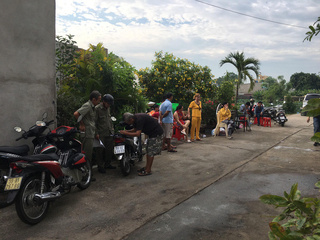 Vụ nghịch tử sát hại 3 người trong đình: Tiếng khóc nghẹn bất lực của người cha trong đêm mưa