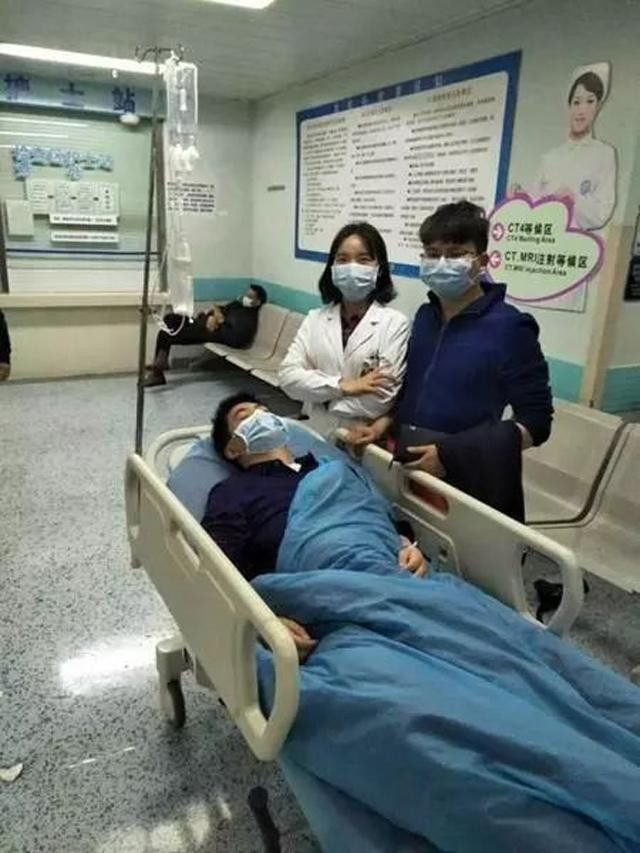 Cô Tam Ling cùng chồng túc trực bên giường bệnh của anh Zheng Hua.