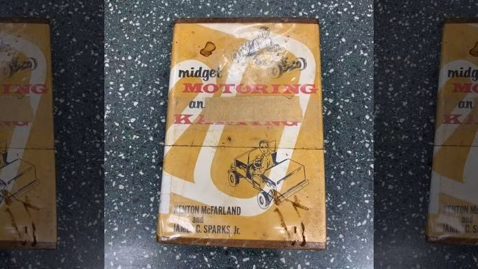 Cuốn sách mà ông Robert đã mượn từ 45 năm trước.