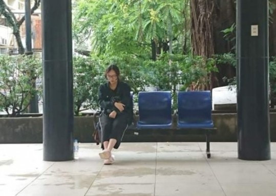 Con gái chị Yến lặng người bên ngoài nhà xác Bệnh viện Bạch Mai, Hà Nội.