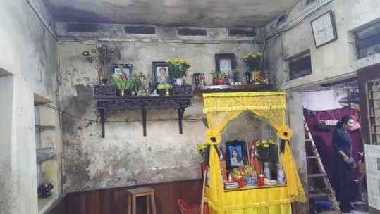 Bàn thờ chị Yến trong căn nhà không có gì đáng giá.