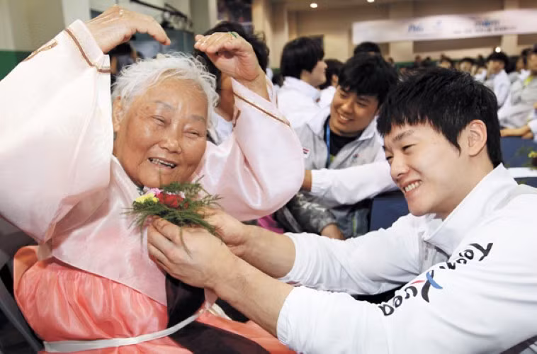 Trái với lo ngại từ truyền thông xã hội, Bộ tộc Kangaroo đầy tình thương yêu và có khả năng là chìa khóa chăm sóc người già đáng tin nhất.