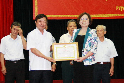 Bà Nguyễn Thị Kim Hải đón nhận Bằng khen của tỉnh ủy Phú Thọ vì đã có những thành tích xuất sắc thực hiện Chỉ thị 11