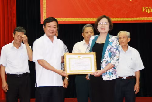 Bà Nguyễn Thị Kim Hải đón nhận Bằng khen của tỉnh ủy Phú Thọ vì đã có những thành tích xuất sắc thực hiện Chỉ thị 11