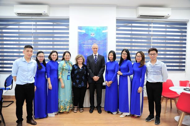 TS Ben Schmidt- Giám đốc Cambridge khu vực Đông Nam Á - Thái Bình Dương - gặp gỡ Hiệu trưởng và các giáo viên trẻ người Việt đang được đào tạo chương trình Cambridge. TS Ben Schmidt- Giám đốc Cambridge khu vực Đông Nam Á - Thái Bình Dương - gặp gỡ Hiệu trưởng và các giáo viên trẻ người Việt đang được đào tạo chương trình Cambridge.