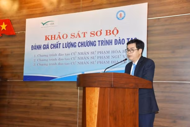 PGS.TS. Nguyễn Thành Nhân báo cáo quá trình tự đánh giá chương trình đào tạo của Trường PGS.TS. Nguyễn Thành Nhân báo cáo quá trình tự đánh giá chương trình đào tạo của Trường