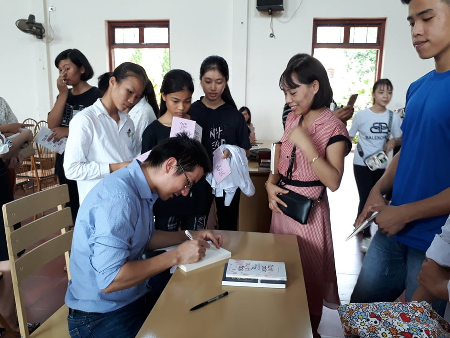 Nhà nghiên cứu Nguyễn Quốc Vương ký tặng sách cho độc giả Nhà nghiên cứu Nguyễn Quốc Vương ký tặng sách cho độc giả