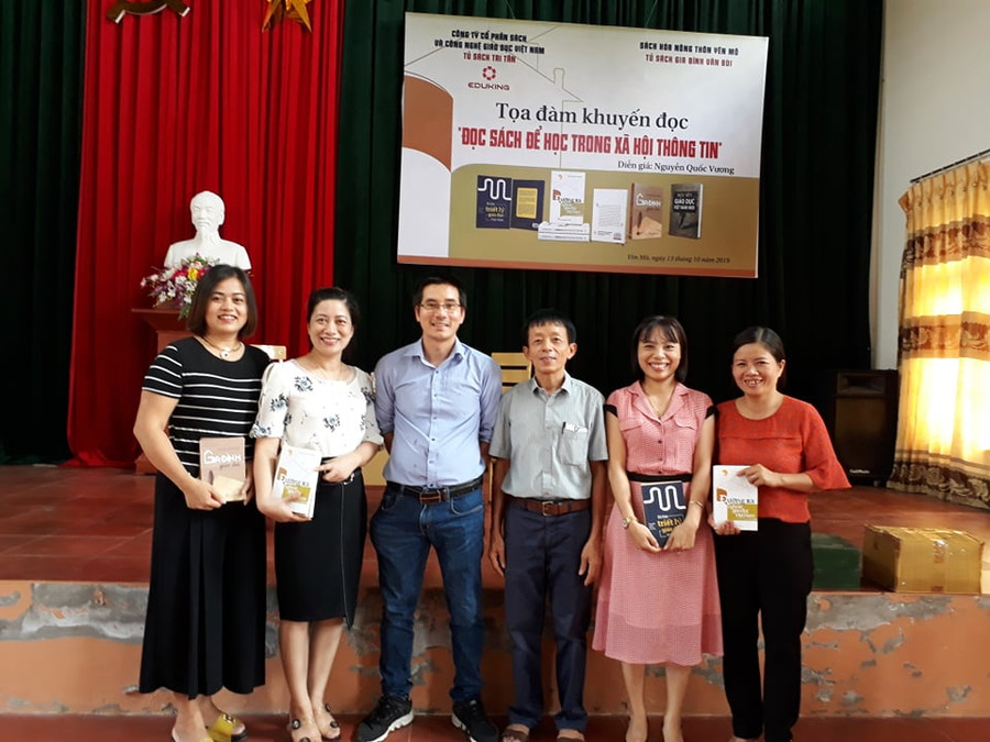 Công ty Eduking cũng trao tặng nhiều phần quà là sách cho thư viện thầy Đông, cho các bạn đọc thân thiết Công ty Eduking cũng trao tặng nhiều phần quà là sách cho thư viện thầy Đông, cho các bạn đọc thân thiết
