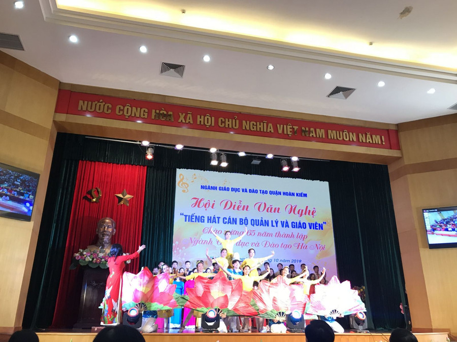 Tiết mục “ Non sông ngàn năm gấm vóc”- Hợp xướng - GV THCS Tiết mục “ Non sông ngàn năm gấm vóc”- Hợp xướng - GV THCS