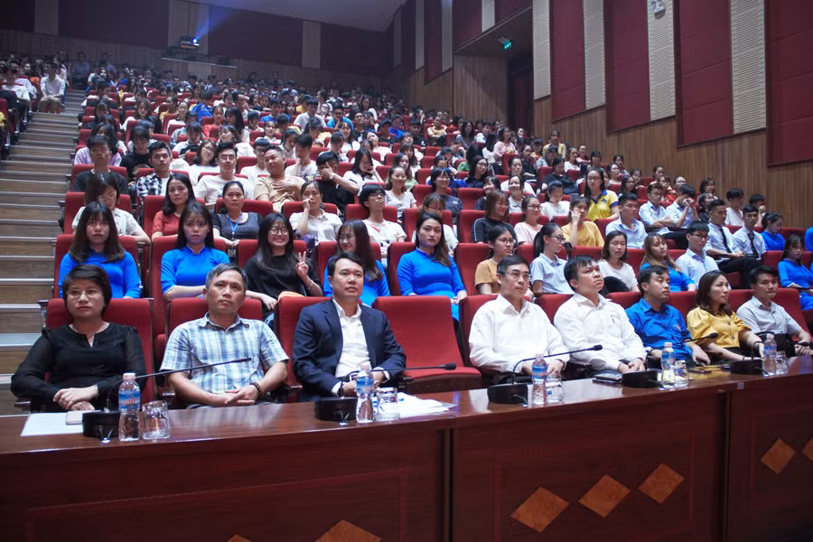 Các đại biểu tham gia lễ phát động.