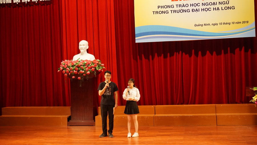 Các em SV được giao lưu, tham gia trò chơi tiếng Anh.