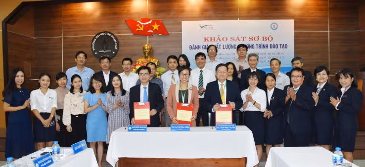 Các đại diện lãnh đạo ký kết hoàn thành biên bản Khảo sát sơ bộ tại Trường Đại học Sư phạm, Đại học Huế.