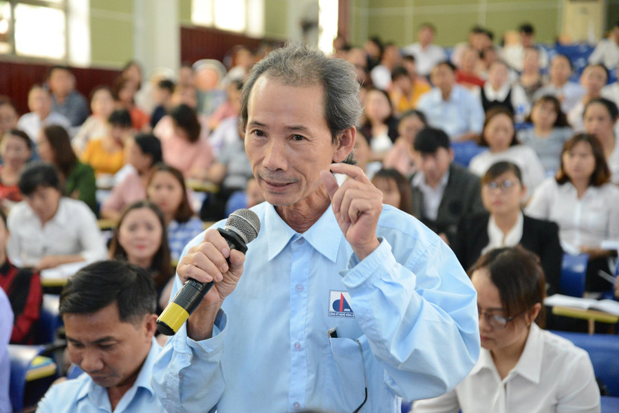 Các GV tranh luận sôi nổi. Ảnh Lê Văn Huy