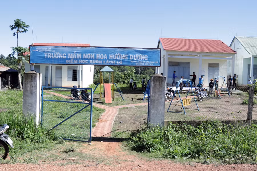 Điểm Trường Mầm non Hoa Hướng Dương thuộc buôn Lách Ló, xã Nam Ka nhiều năm nay không có nước sinh hoạt khiến cô trò hết sức vất vả.