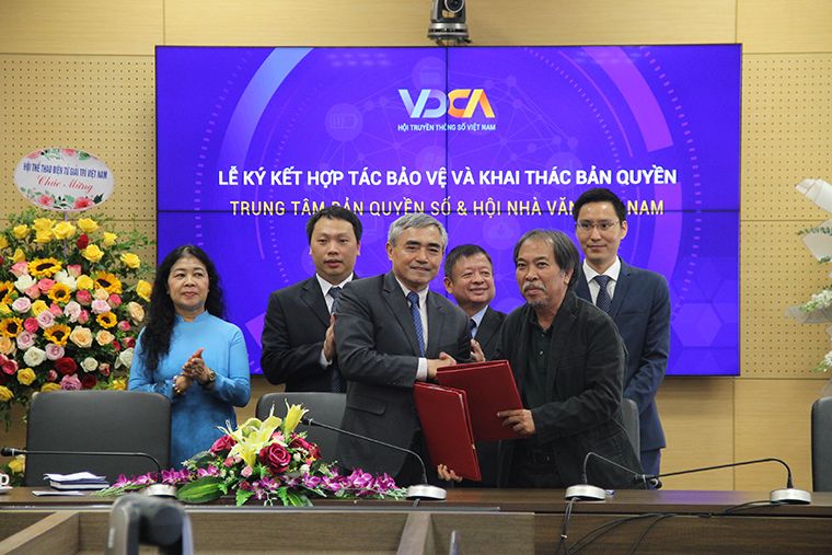 Lễ ra mắt Trung tâm Bảo vệ Bản quyền số và ký kết bảo vệ bản quyền với một số cơ quan - trong đó có Hội Nhà văn Việt Nam. Ảnh: VDCA