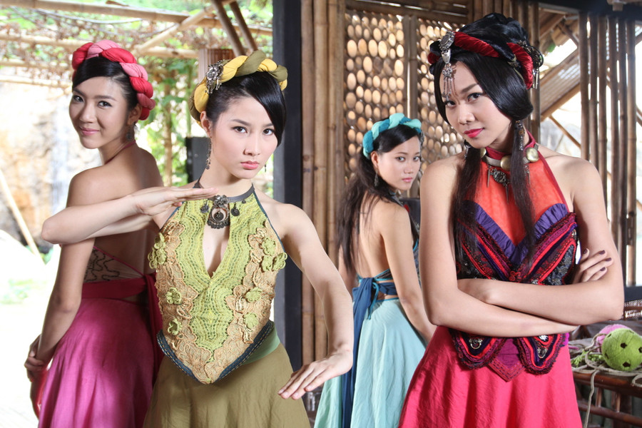 Chiếc yếm trong phim 'Mỹ nhân kế' từng gây tranh cãi vì hở hang và cách điệu không giống thực tế. Chiếc yếm trong phim 'Mỹ nhân kế' từng gây tranh cãi vì hở hang và cách điệu không giống thực tế.
