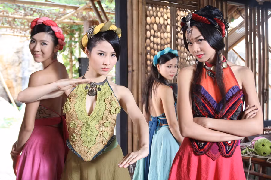 Chiếc yếm trong phim 'Mỹ nhân kế' từng gây tranh cãi vì hở hang và cách điệu không giống thực tế.