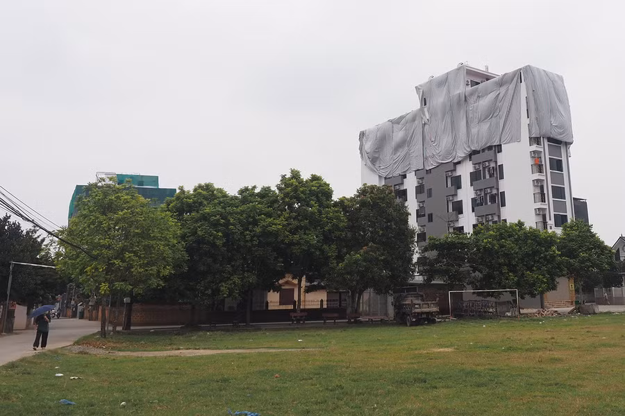 Tòa nhà cao tầng với nhiều phòng khép kín tại thôn Thái Bình, xã Yên Bình. Tòa nhà cao tầng với nhiều phòng khép kín tại thôn Thái Bình, xã Yên Bình.