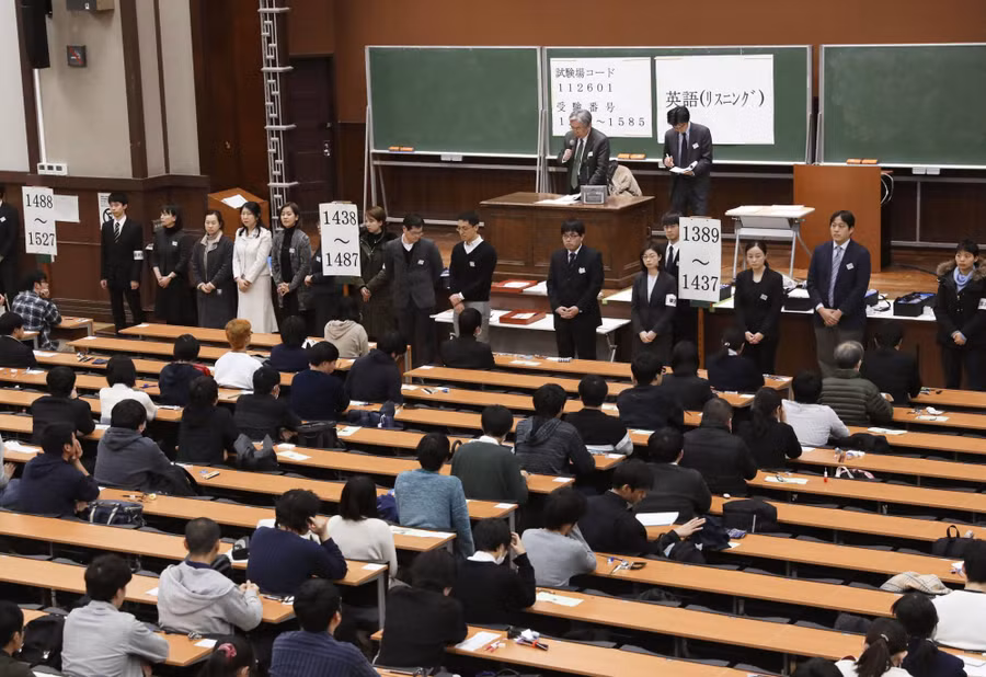 Thí sinh tham dự kỳ thi tuyển sinh đại học ở Nhật Bản.