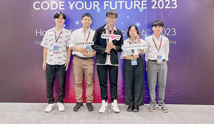 Nhóm sinh viên nhận giải thưởng 50 triệu đồng cho ứng dụng đọc đơn thuốc.