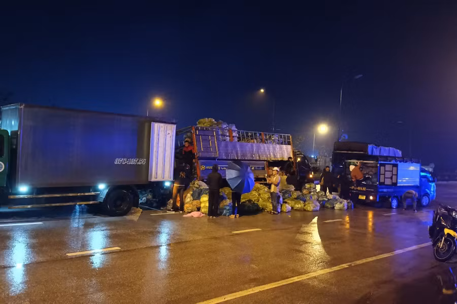 Nhờ sự hỗ trợ của người dân đã giúp tài xế giảm tối đa mức thiệt hại. (Ảnh: T.H).