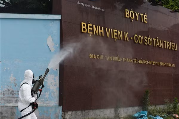 Tiến hành phun khử khuẩn Bệnh viện K. Ảnh: Thế Đại.