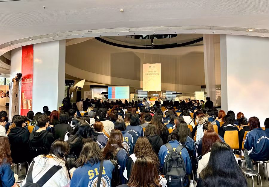 Tọa đàm 'Hình tượng rồng trong mỹ học phương Đông' thu hút đông đảo sinh viên và những người yêu văn hóa truyền thống tham gia. Tọa đàm 'Hình tượng rồng trong mỹ học phương Đông' thu hút đông đảo sinh viên và những người yêu văn hóa truyền thống tham gia.