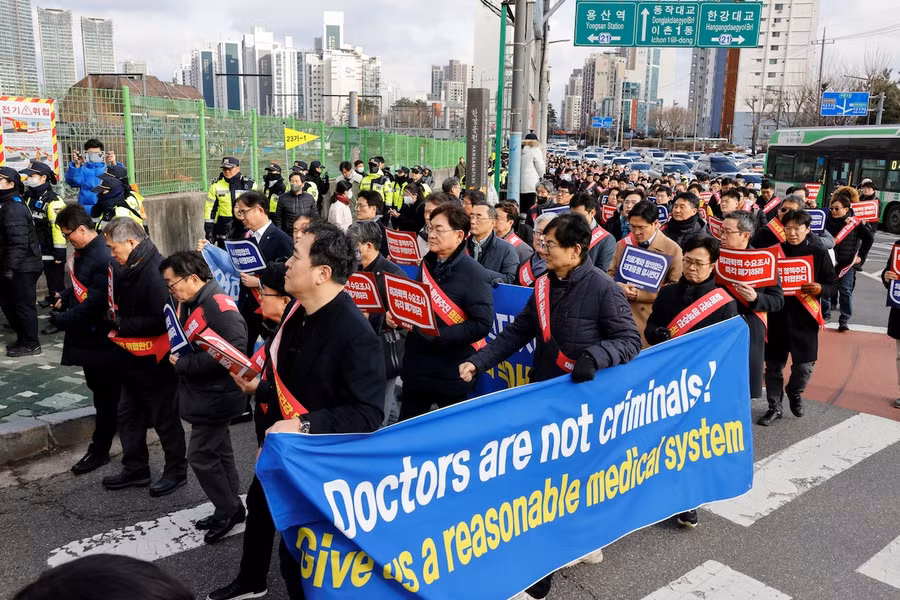 Các bác sĩ Hàn Quốc đình công phản đối chính phủ tăng chỉ tiêu trường y.