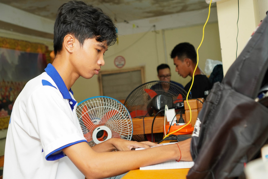 Sinh viên đang sinh hoạt tại ký túc xá của chùa Pitu Khôsa Răngsây. Sinh viên đang sinh hoạt tại ký túc xá của chùa Pitu Khôsa Răngsây.