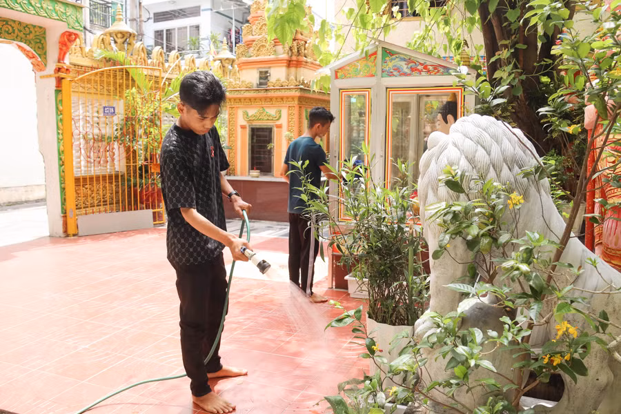 Sinh viên ở tại chùa thời gian rảnh cùng nhau phụ giúp chùa.