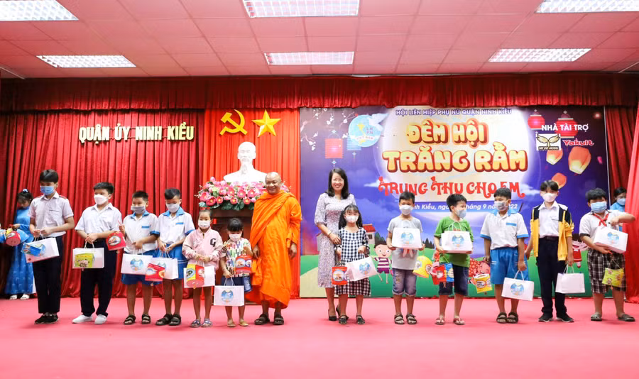 Thượng tọa Lý Hùng trao quà cho học sinh nghèo tại Cần Thơ.