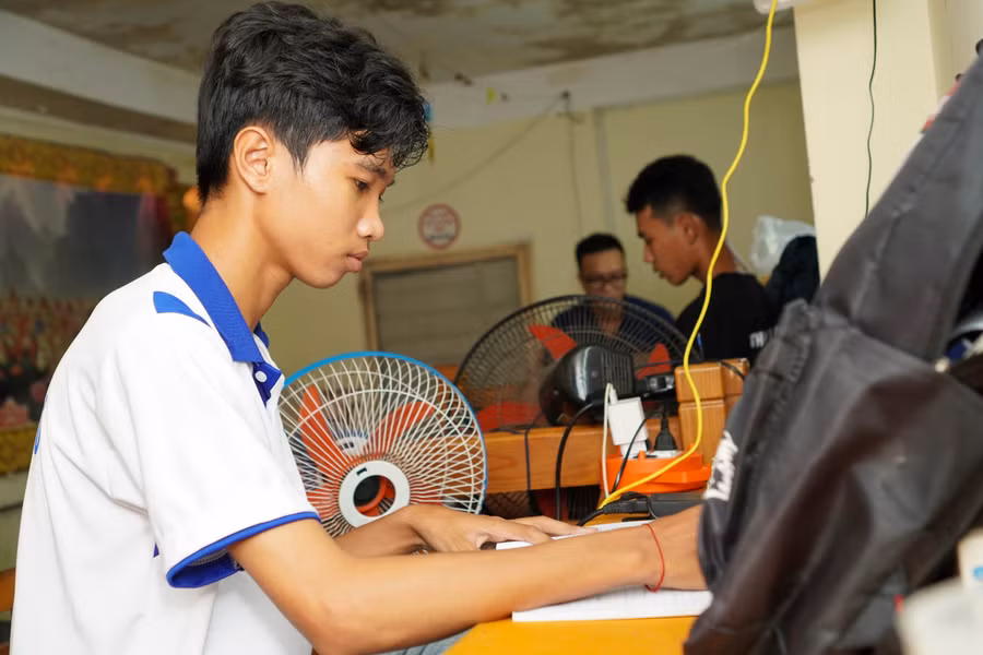 Sinh viên đang sinh hoạt tại ký túc xá của chùa Pitu Khôsa Răngsây.