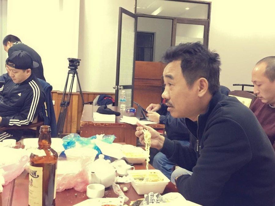 "Ngọc hoàng" Quốc Khánh ăn mì tôm trong lúc chờ diễn. Gần 10 năm nay, cái tên Quốc Khánh trở nên quen thuộc với khán giả qua vai diễn "Ngọc hoàng". "Ngọc hoàng" Quốc Khánh ăn mì tôm trong lúc chờ diễn. Gần 10 năm nay, cái tên Quốc Khánh trở nên quen thuộc với khán giả qua vai diễn "Ngọc hoàng".