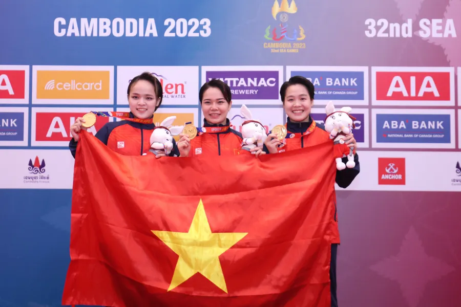 Các vận động viên karate Việt Nam nhận Huy chương Vàng SEA Games 32 nội dung đồng đội nữ. Ảnh: ITN.
