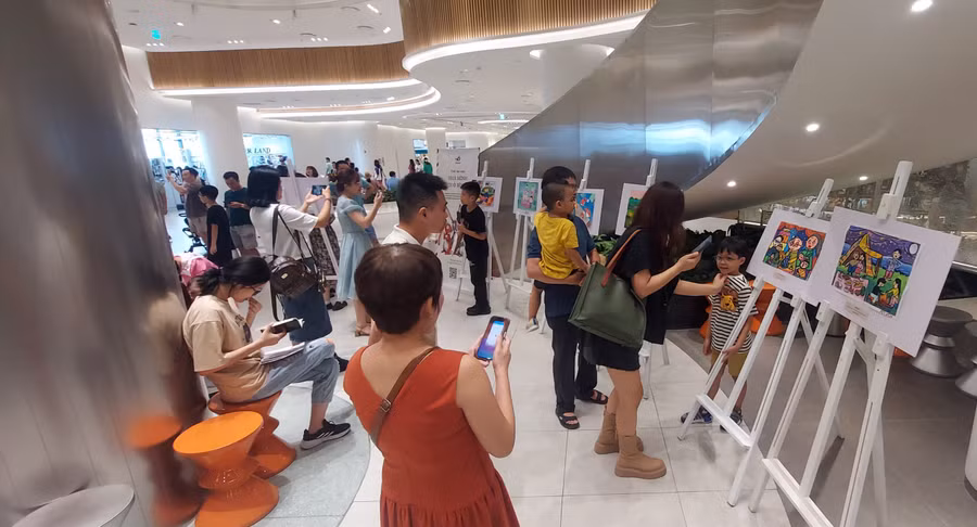 Triển lãm vẽ tranh về gia đình trong chuỗi sự kiện 'Nhà mình thích ở bên nhau' của Nhã Nam thu hút sự quan tâm của nhiều người. Ảnh: Bình Thanh.