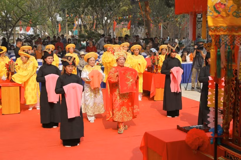 Đội tế thực hiện nghi thức dâng hoa, dâng hương.