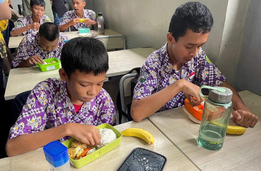Một bữa trưa miễn phí tại Indonesia có thịt, rau, trái cây. Ảnh: Reuters