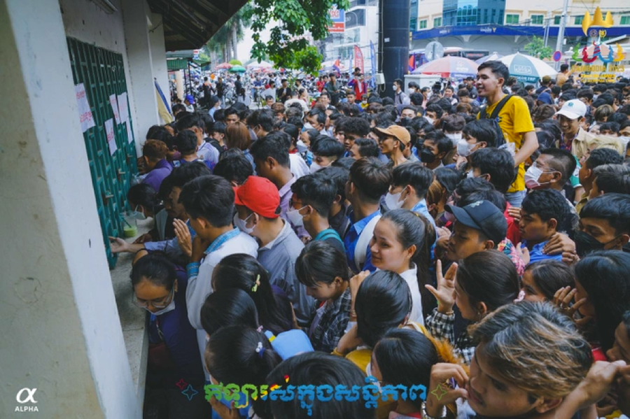 Hàng nghìn người xếp hàng chờ lấy vé xem bóng đá ở Campuchia hôm 24/4. Ảnh: FFC. Hàng nghìn người xếp hàng chờ lấy vé xem bóng đá ở Campuchia hôm 24/4. Ảnh: FFC.
