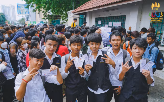 Mỗi người hâm mộ được nhận hai vé sau khi đăng ký qua ứng dụng. Ảnh: Cambodia2023.