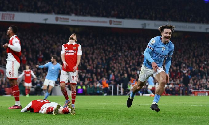 Arsenal (áo đỏ) gục ngã 1-3 trước Man City ở lượt đi Ngoại hạng Anh mùa này.