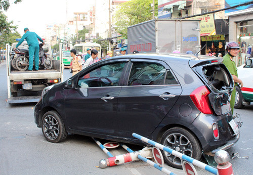 Một ô tô 4 chỗ bị xe Camry húc lao vào dải phân cách. Ảnh: An Nhơn