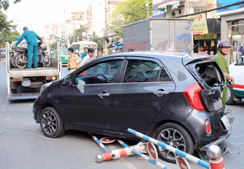 Một ô tô 4 chỗ bị xe Camry húc lao vào dải phân cách. Ảnh: An Nhơn