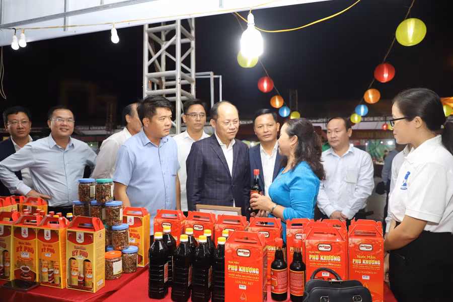 Sau lễ khai mạc, các đại biểu tham quan gian hàng của các cơ sở sản xuất, hợp tác xã, doanh nghiệp tại lễ hội. Sau lễ khai mạc, các đại biểu tham quan gian hàng của các cơ sở sản xuất, hợp tác xã, doanh nghiệp tại lễ hội.