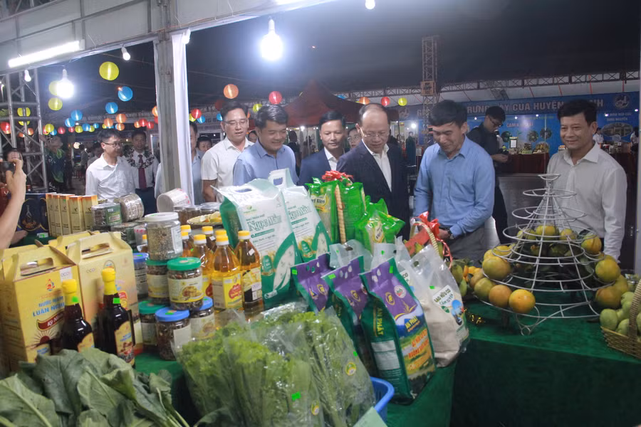 Bên cạnh cam, các sản phẩm nông nghiệp tiêu biểu cũng được trưng bày và giới thiệu ở Lễ hội lần này. Bên cạnh cam, các sản phẩm nông nghiệp tiêu biểu cũng được trưng bày và giới thiệu ở Lễ hội lần này.