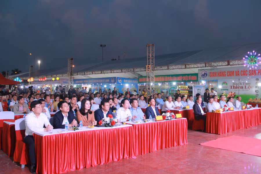 Các đại biểu tham dự buổi lễ. (Ảnh: Vũ Long) Các đại biểu tham dự buổi lễ. (Ảnh: Vũ Long)