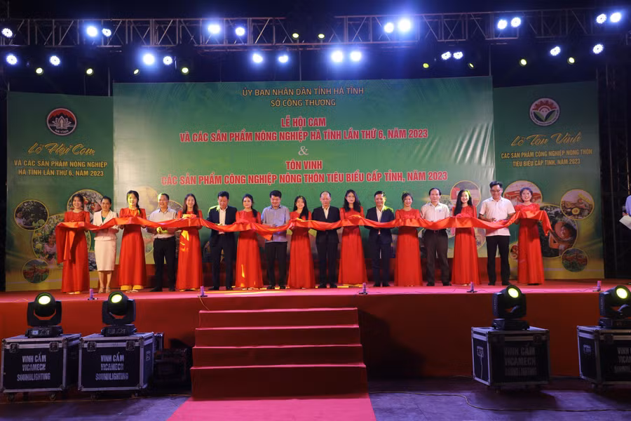 Ban tổ chức và đại biểu cắt băng khai mạc Lễ hội Cam và các sản phẩm nông nghiệp Hà Tĩnh lần thứ 6, năm 2023. Ban tổ chức và đại biểu cắt băng khai mạc Lễ hội Cam và các sản phẩm nông nghiệp Hà Tĩnh lần thứ 6, năm 2023.