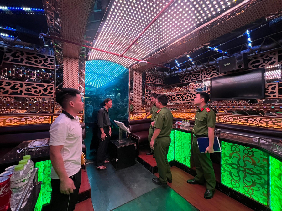 Công an TP Hà Nội kiểm tra PCCC tại cơ sở kinh doanh dịch vụ karaoke.