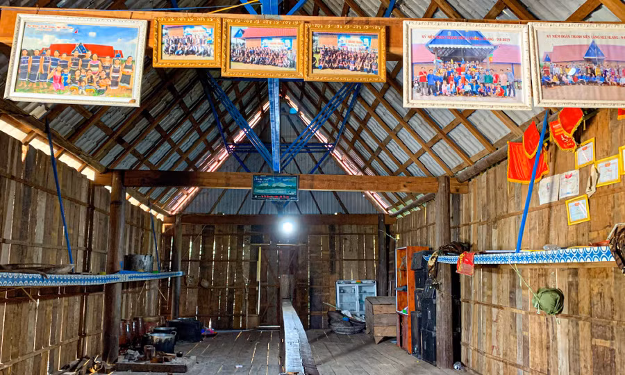 Nhà rông không chỉ là nơi sinh hoạt của toàn thể bà con, mà còn là địa điểm trưng bày thành tích mà làng đạt được.