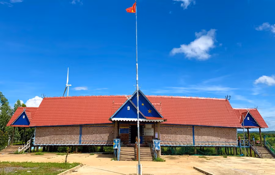 Huyện Kong Chro còn gìn giữ hơn 100 nhà rông truyền thống.