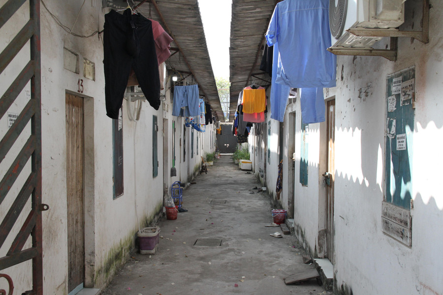 Một dãy nhà trọ bình dân tại thôn Bầu nơi nhiều công nhân làm việc tại Khu công nghiệp Thăng Long sinh sống.